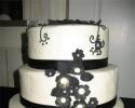 Elegant wedding cake decorated in black & white.